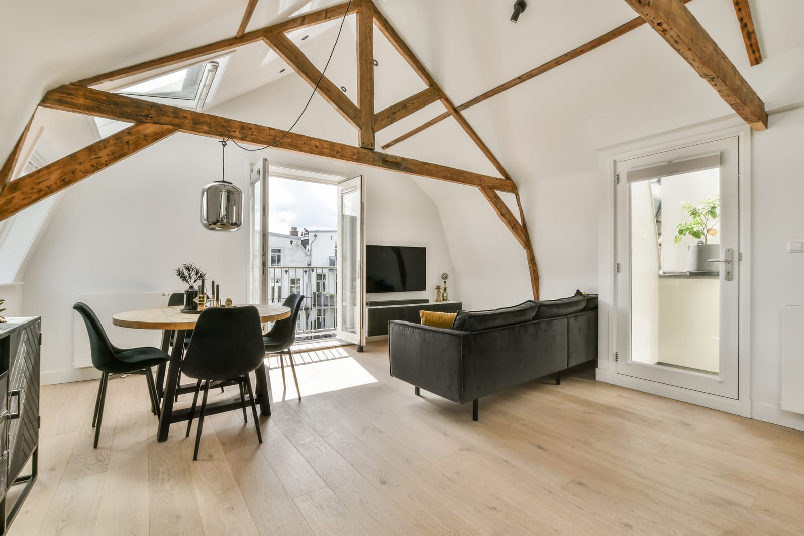 Quelles solutions pour habiller un plafond entre les poutres?