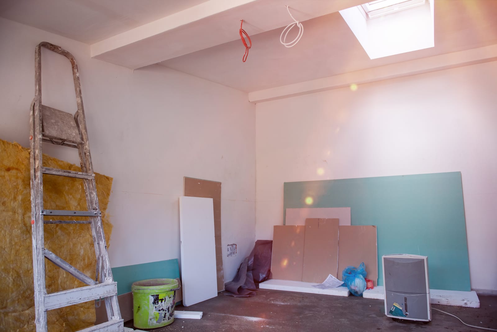 coller placo sur mur peint exemple