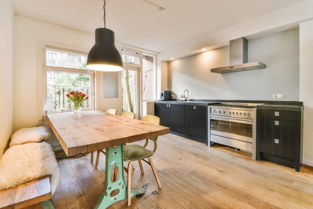 Cuisine contemporaine en bois avec grand plan de travail et lumière naturelle, illustration d’une implantation pensée au quotidien