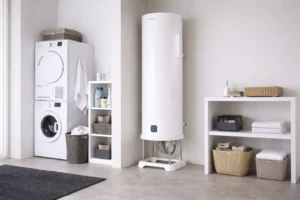 Chauffe-eau installé dans une buanderie claire avec évacuation visible en partie basse, illustrant une odeur localisée près du siphon.