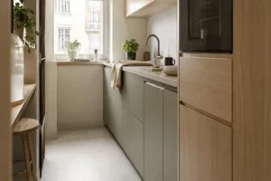 Petite cuisine moderne avec lave-vaisselle 45 cm intégré sous le plan de travail