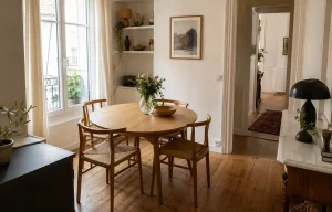 Table ronde installée dans une petite salle à manger lumineuse