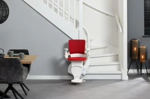Monte-escalier installé sur un escalier intérieur dans une maison