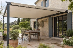Pergola équipée d’une bâche tendue avec œillets sur une terrasse