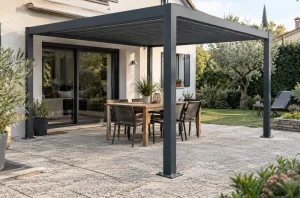 Pergola en aluminium installée sur une terrasse en dalles gravillonnées