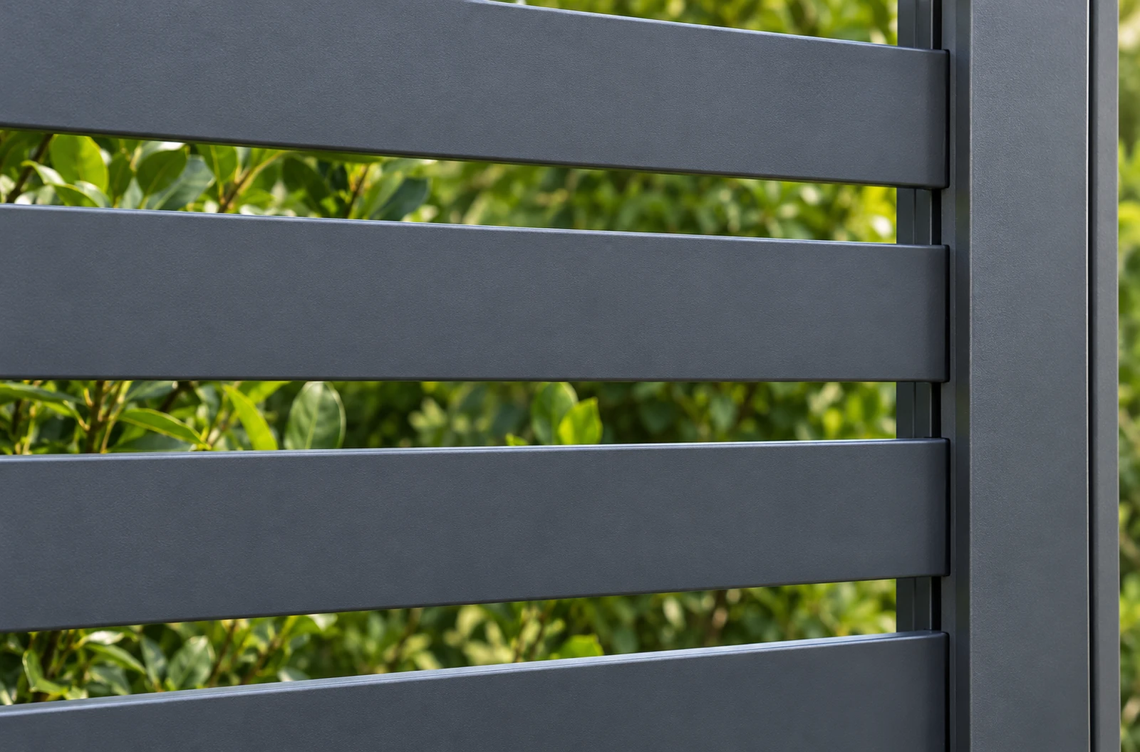 Espaces réguliers entre les lames horizontales d’une clôture en aluminium gris